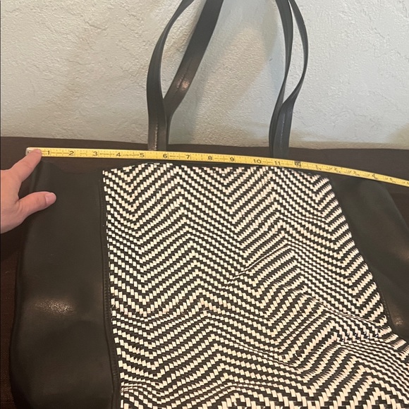 #0961+ Ashbury Woven Strip Black & White Chevron Tote Bag - Picture 6 of 13